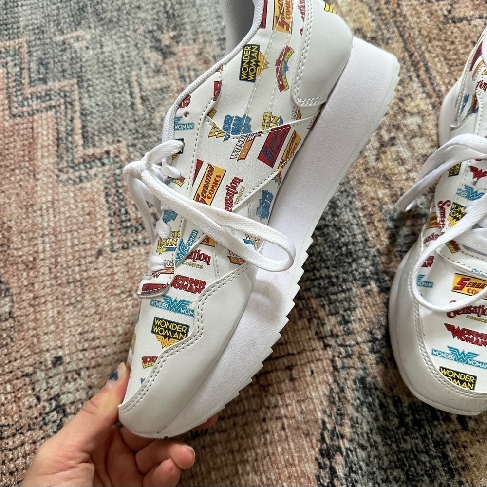 Reebok Wonder Woman White Tennis Shoes sz 9.5 - Picture 5 of 7